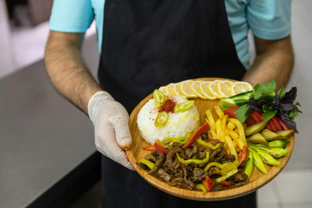Classificados: na reta final do ano, restaurantes contratam reforços imagem do post
